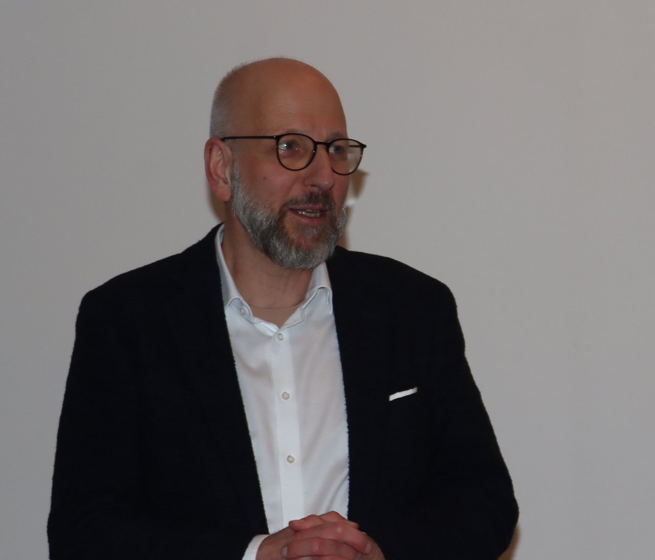 Über Lage und Pläne der Stadt informierte Bürgermeister Ulrich Berghof
im voll besetzten Saal des Heimathauses. von Rüdiger Kahlke