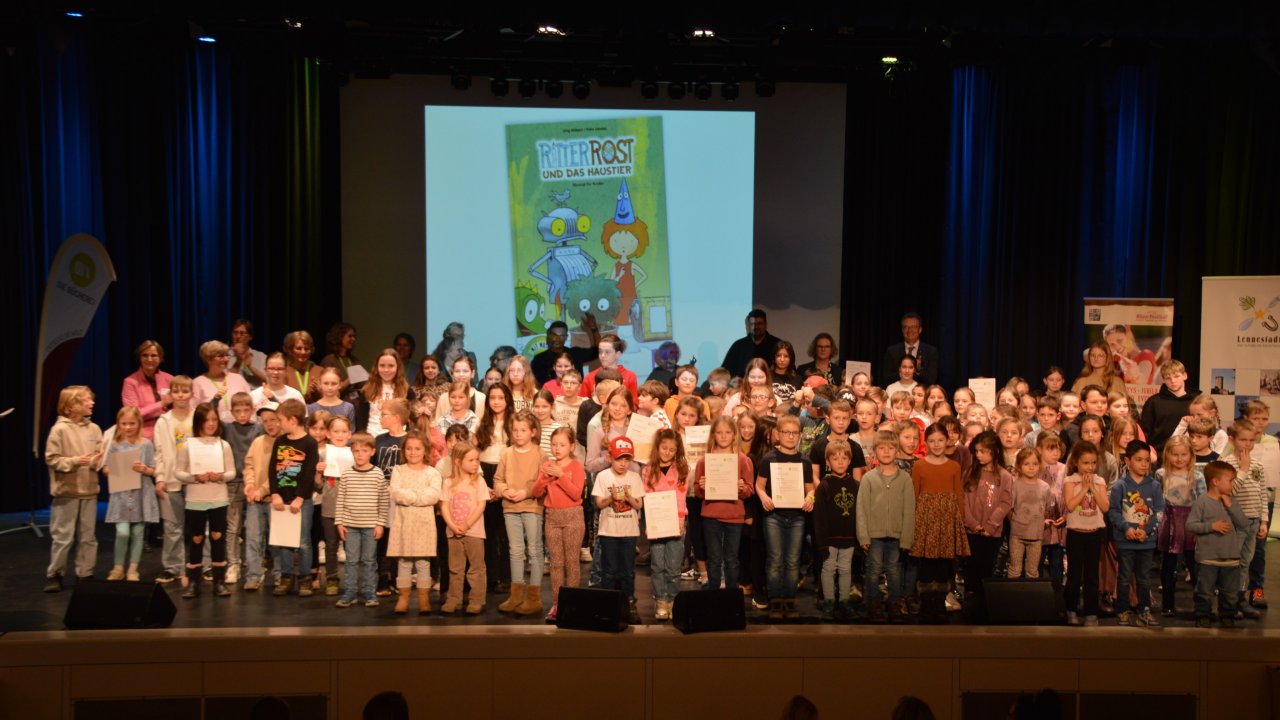 Die Lennestädter Büchereien haben erstmals den Lennestädter Lesepass verliehen und die kleinen Leser für ihr fleißiges Ausleihen der Bücher geehrt. von David Dommes