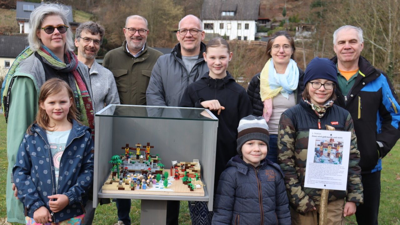 Familien haben die insgesamt sieben Bauten des LEGO-Osterweges im Lennepark gebaut. Die Kunstwerke können noch bis 12. April besichtigt werden. von Mona Pospischil