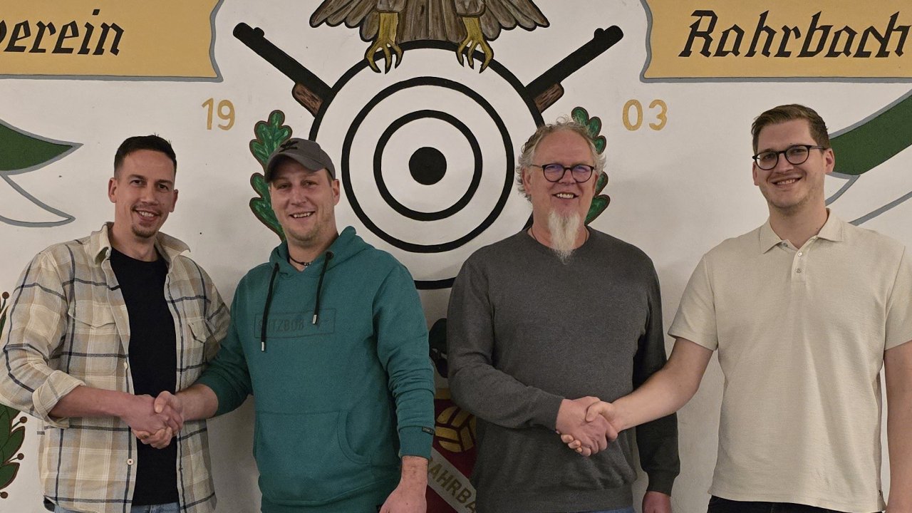 Generationenwechsel bei den Schützen aus Rahrbach und Kruberg: (v.l.) der neue Hauptmann Julian Vitt, der ausscheidende Hauptmann Dominik Apel, de rausscheidende 1. Vorsitzender Volker Schlüngermann sowie der neue 1. Vorsitzender David Färber. von privat