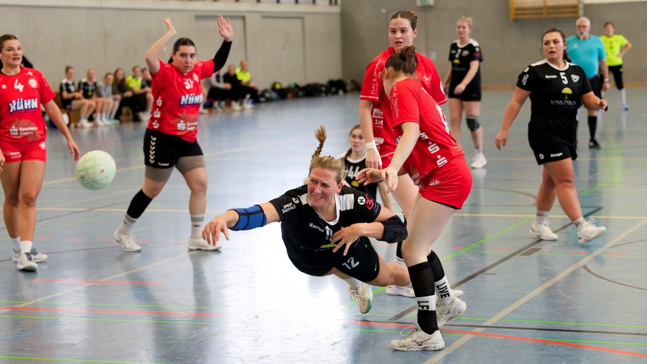 Maren Schwarzelmüller kämpft sich durch die Netpher Abwehr. von Matthias Reinhardt Fotografie