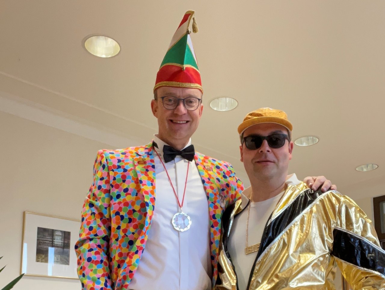 Bürgermeister Tobias Puspas (l.) und Beigeordneter Karsten Schürheck - hier in Karnevalsmontur - sind jetzt in höheren Besoldungsgruppen. von Stadt Lennestadt