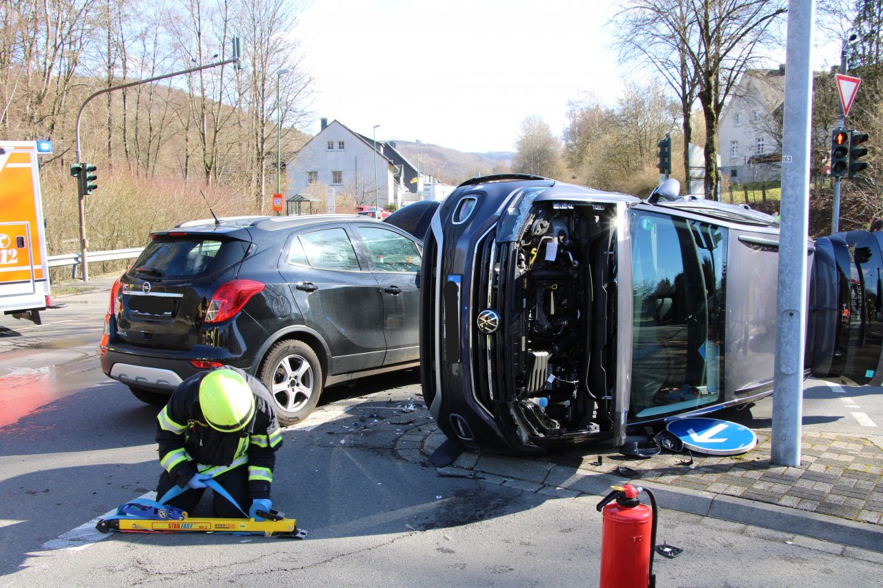 Ein Verkehrsunfall hat sich am Sonntag auf der B 54 in Lütringhausen ereignet. von Nils Dinkel