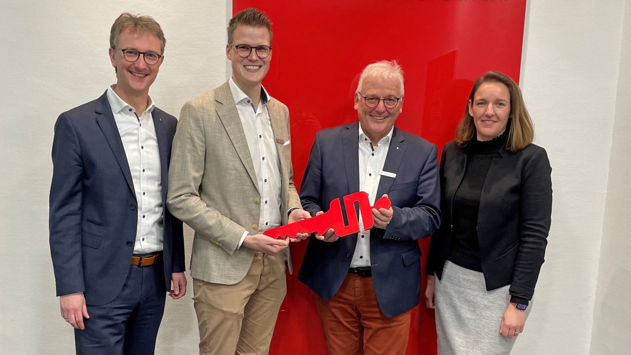 Generationswechsel bei der Sparkasse Mitten im Sauerland: Josef Wurm (2. v. r.) tritt nach 46 Jahren in den Ruhestand. Peter Gies (2. v. l.) übernimmt die Leitung der Beratungscenter Finnentrop und Bamenohl. Sparkassenvorstand Peter Vogt (l.) und Bereichsleiterin Nicole Hengesbach gratulieren bei einer kleinen Feierstunde. von privat