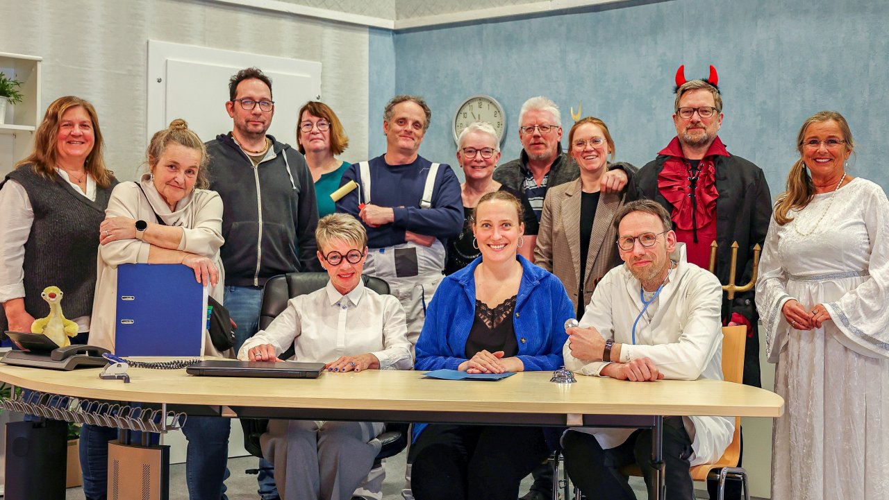 Die Sauerländer Volksbühne Elspe lädt zu fünf Aufführungen ihrer neuen Komödie „Wo zur Hölle geht’s zum Himmel?“ in die Elsper Schützenhalle ein. von privat