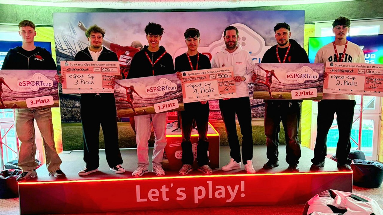 Nino Breitweg (3.v.r.), Vorstandsmitglied der Sparkasse Olpe-Drolshagen, freute sich mit den Gewinnern. Er übergab im Schützenhaus Rüblinghausen die Preise im Wert von 500 Euro, 300 Euro und 100 Euro zum Ende des eSport-Cups der Sparkasse an die Siegerteams. von Sparkasse ODW
