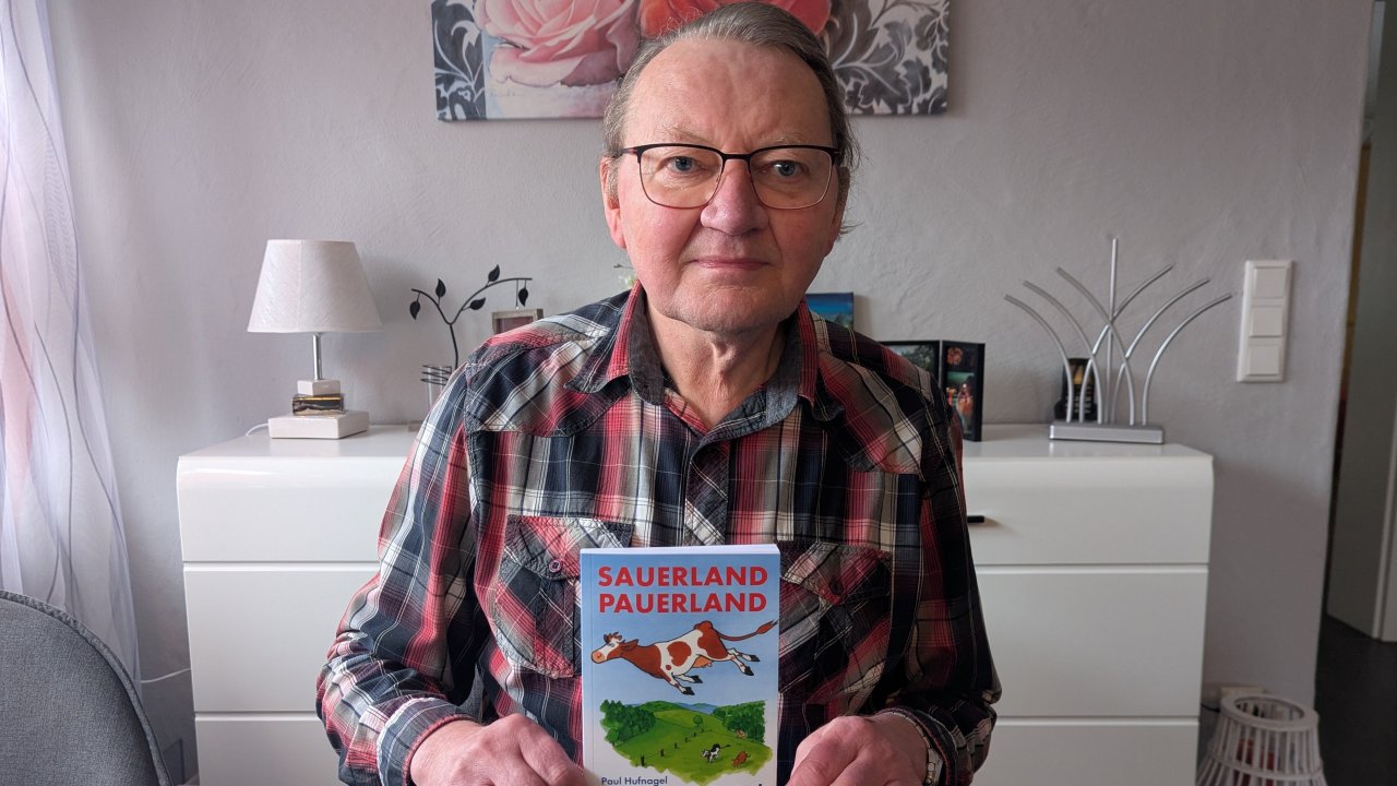 Autor Paul Hufnagel mit seinem neuen Buch. von privat
