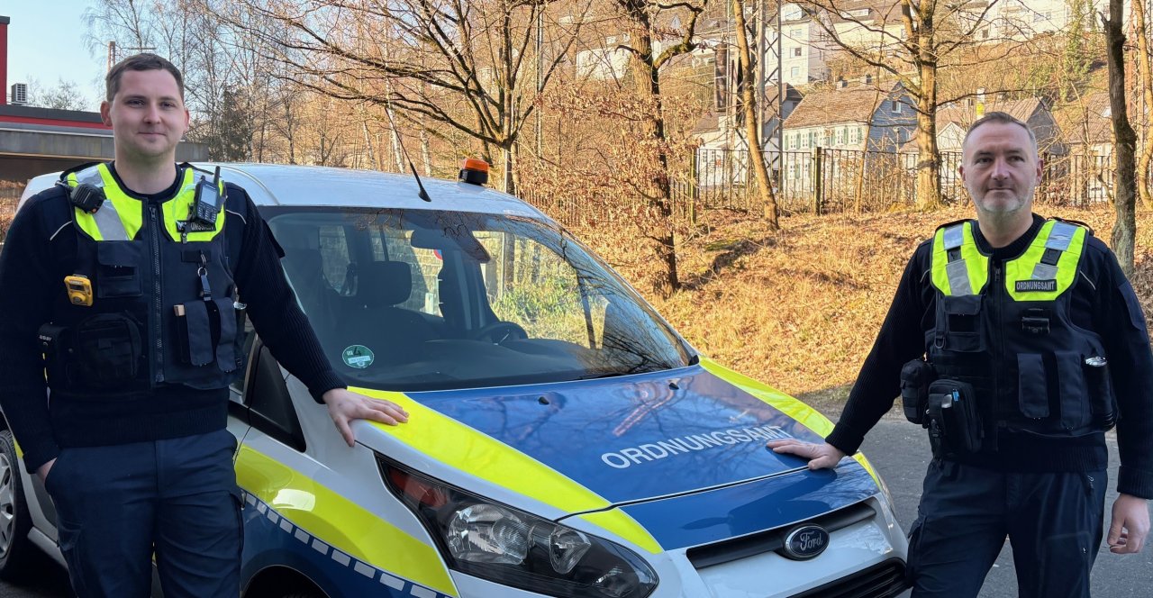 Wenn die Mitarbeiter des Lennestädter Ordnungsamtes Kevin Schulte (l.) und Rolf Ledigen im Außendienst unterwegs sind, tragen sie zu ihrer Sicherheit Schutzwesten. von Annika Köhler