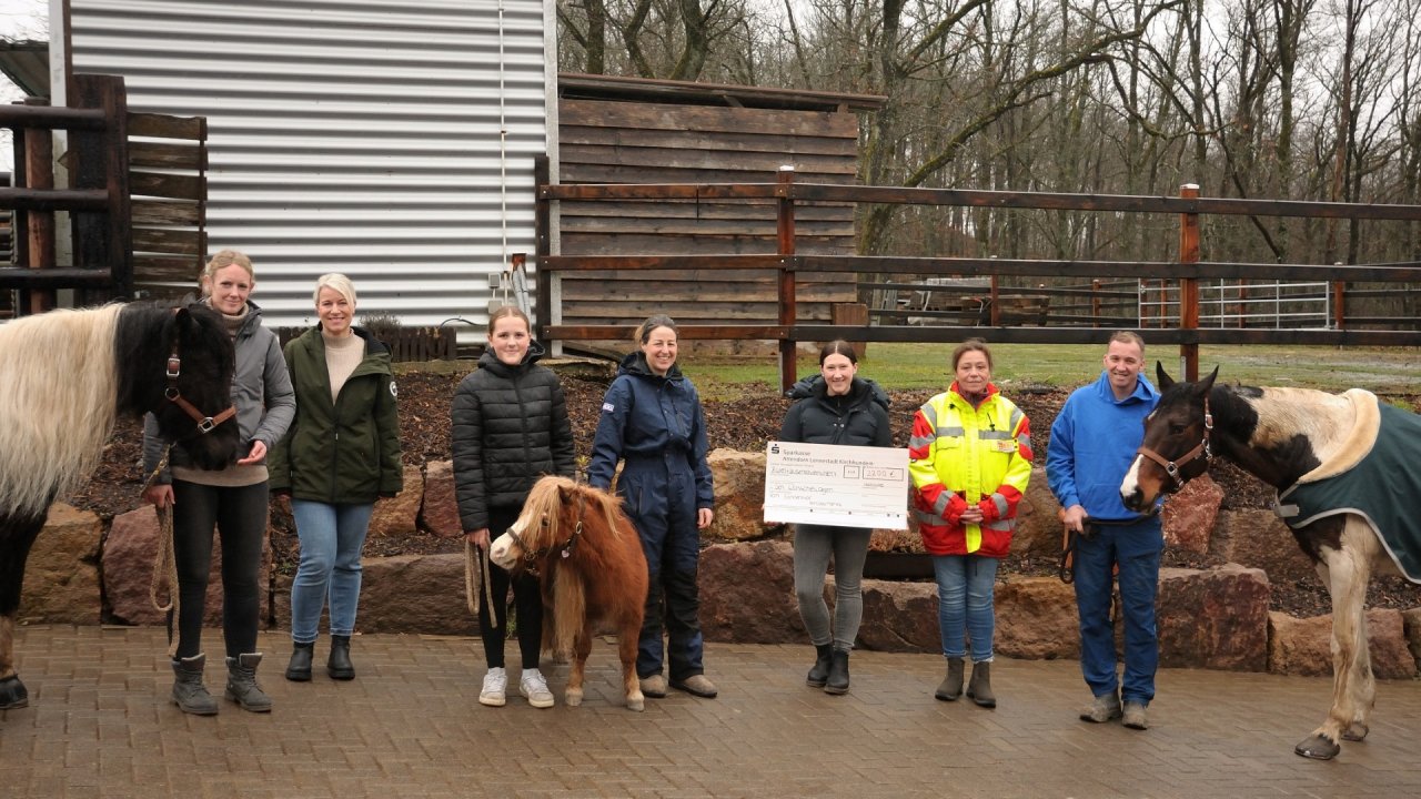 Das Team des Sonnenhofs in Hofolpe hat den Erlös des Herbstmarktes an das Projekt ASB-Wünschewagen gespendet. von privat