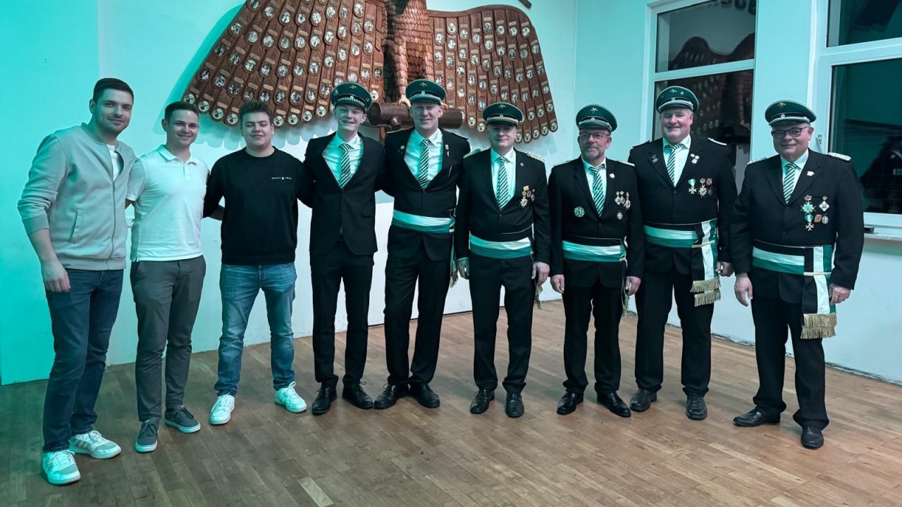 Die ausscheidenden und neuen Vorstandsmitglieder des Listerscheider Schützenvereins. von privat