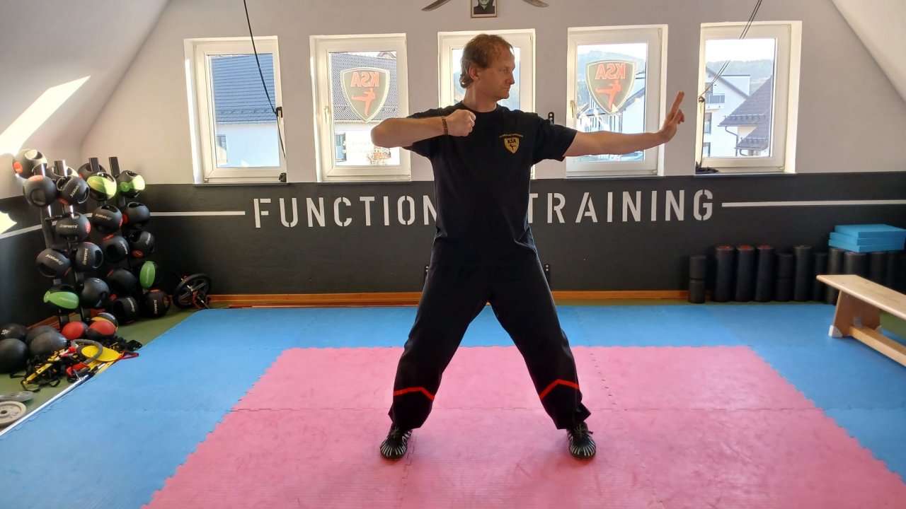 Sifu Dirk Schneider bietet in seiner Kampfkunst- und Sportakademie Kirchhundem (KSA) ein ganzheitliches Kursprogramm an. von privat