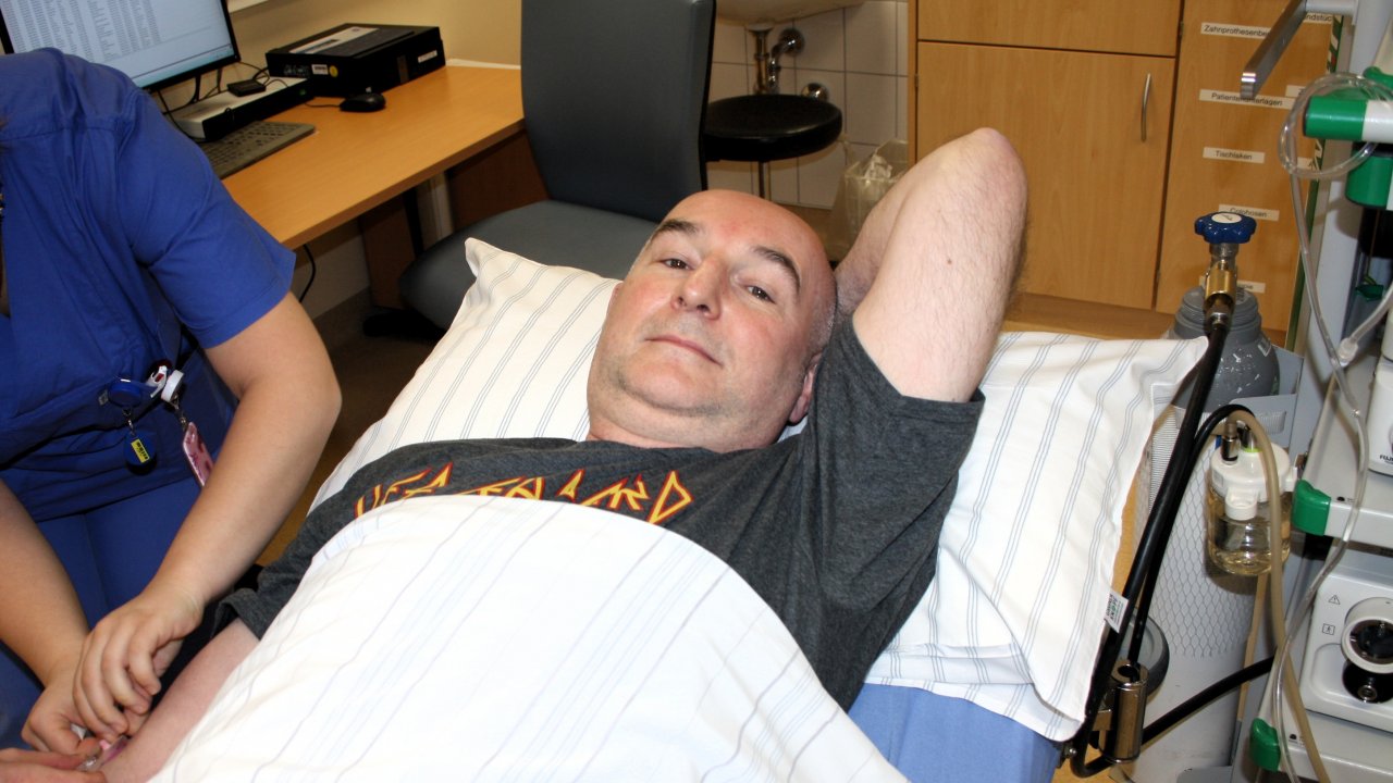 Seitenwechsel: Dr. Stefan Bollmann wird für eine Darmspiegelung vorbereitet. von Helios Klinik