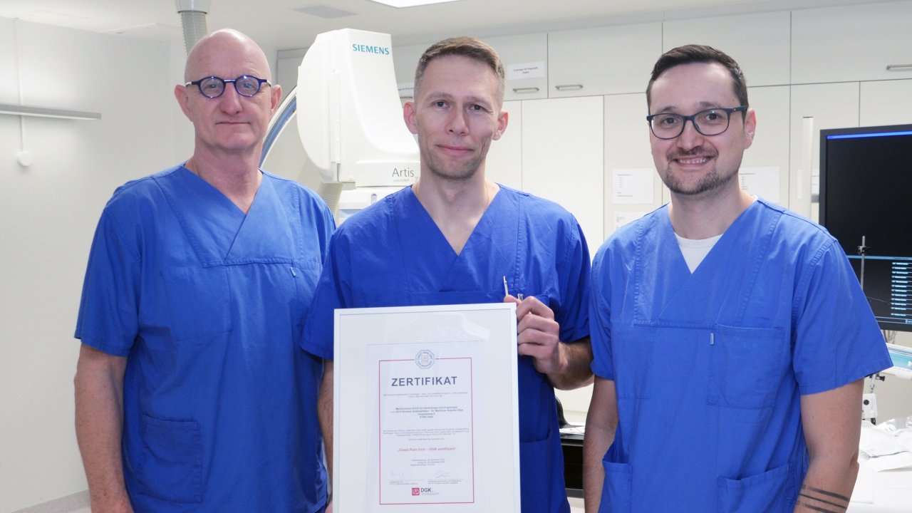 Die Chest-Pain-Unit am St. Martinus-Hospital Olpe ist erneut durch die DGK rezertifiziert worden (v.r.): Christian Stroh (Pflegerischer Leiter CPU), Alexander Vashukov (Ärztlicher Leiter CPU) und PD Dr. med. Frank van Buuren (Chefarzt Klinik für Innere Medizin und Ärztlicher Direktor der GFO Kliniken Südwestfalen). von GFO Kliniken Südwestfalen