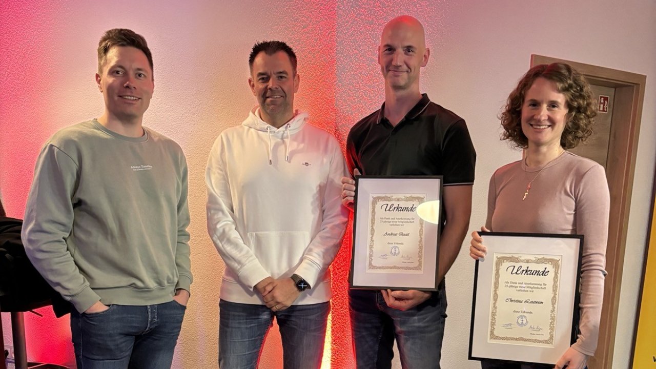 V.l.: Markus Krüger (ehemaliger 2. Vorsitzender); Michael Eichert (neuer 2. Vorsitzender); Andreas Quast (1. Vorsitzender und Jubilar 25 Jahre) und Christina Lautwein (Jubilar 25 Jahre). von privat