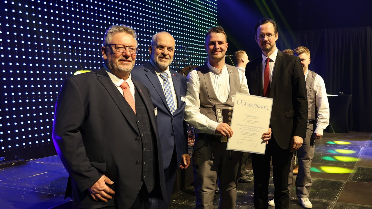 Ehrengast Dirk Wiese (r.), HwK-Präsident Jochen Renfordt (2. v. l.) sowie HwK-Vizepräsident Michael Neuhaus (l.) übergaben die Meisterbriefe und die Zertifikate. von HWK Südwestfalen