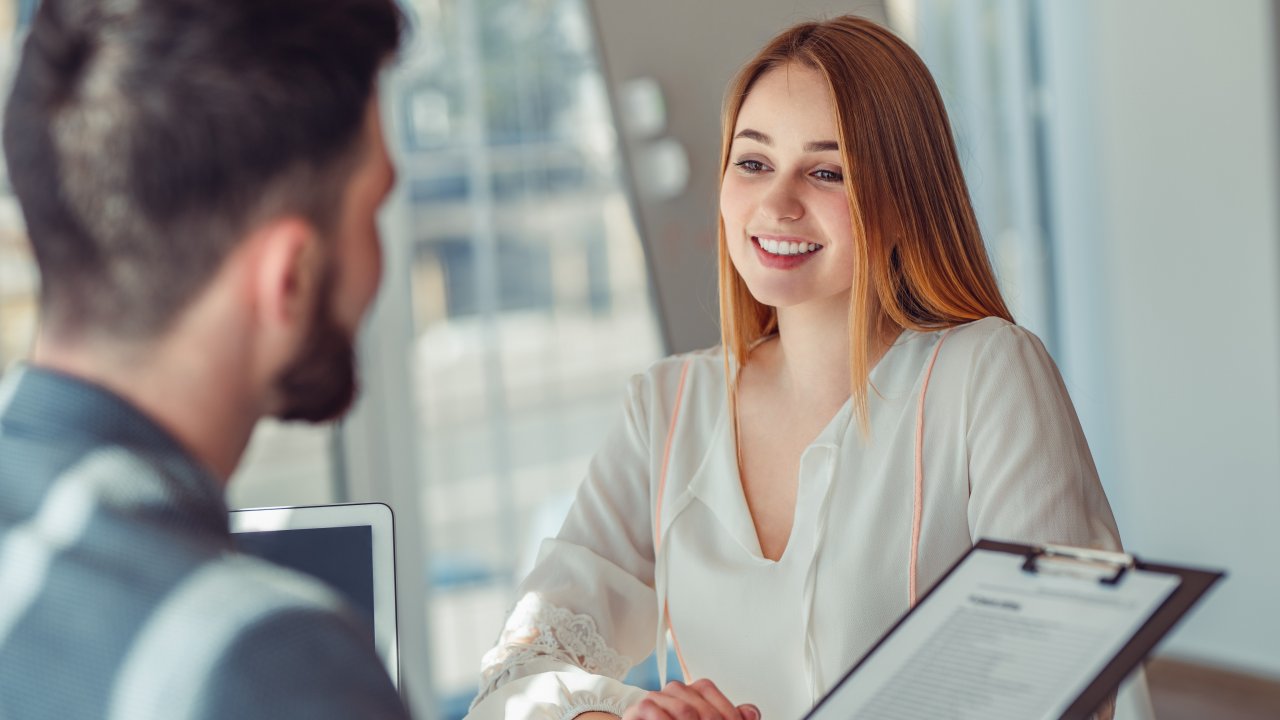 Die Online Besprechung richtet sich vor allem an Mitarbeiter aus Beratungsstellen sowie aus den Bereichen berufliche Orientierung und Ausbildung. von Adobe Stock