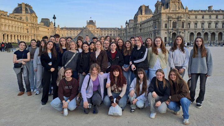 40 Schülerinnen und Schüler der 9. und 10. Jahrgangsstufe, die Französisch als...