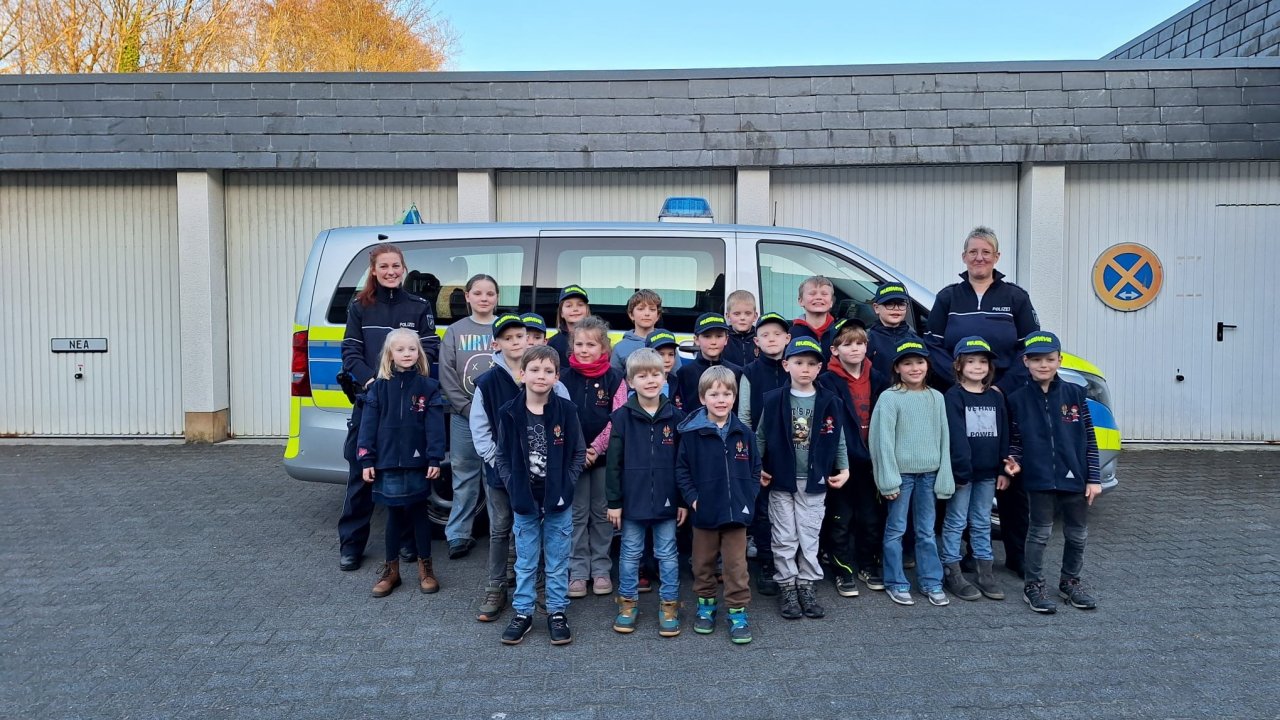 Einen spannenden Blick hinter die Kulissen der Polizei haben die LöschKids aus Kirchhundem erhalten. Mit insgesamt 21 Kindern machte sich die Nachwuchsgruppe der Feuerwehr Kirchhundem auf den Weg zur Polizeiwache in Olpe. von Feuerwehr Kirchhundem
