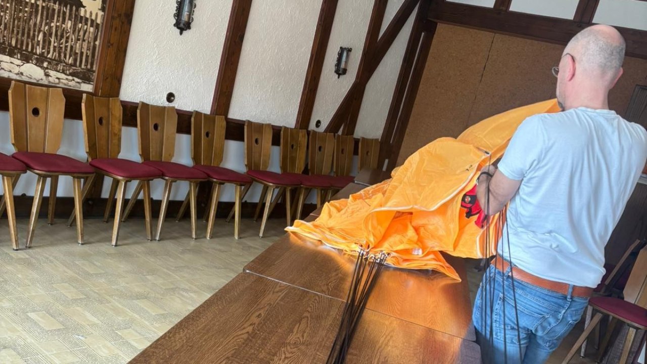 Der LSC Attendorn-Finnentrop überprüfte die Fallschirme. von privat/Verein