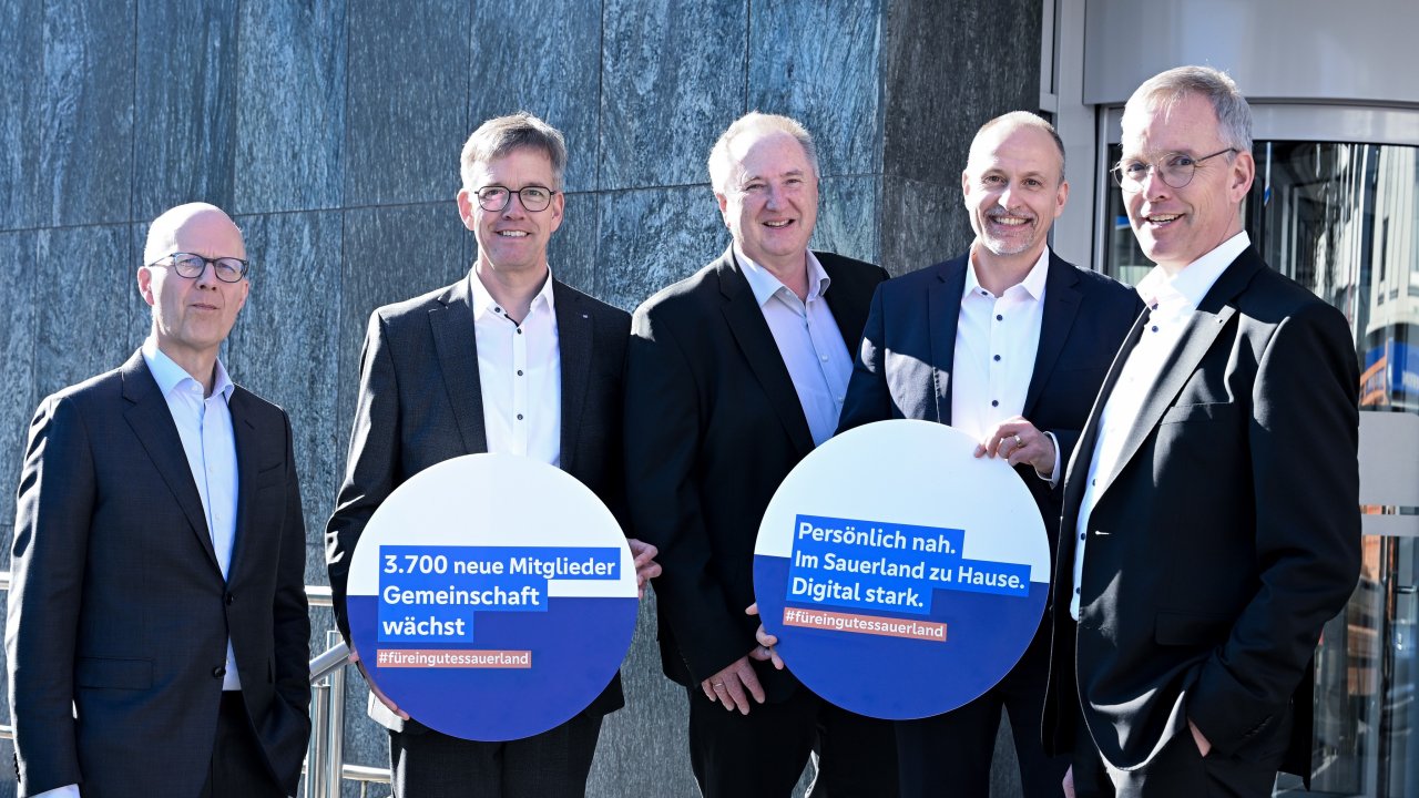 Der Vorstand der Volksbank Sauerland, (v.l.) Andreas Ermecke, Michael Griese, Michael Reitz, Dr. Florian Müller und Bernd Griese präsentieren Zahlen und Entwicklungen eines erfolgreichen Geschäftsjahres 2025. von Volksbank Sauerland