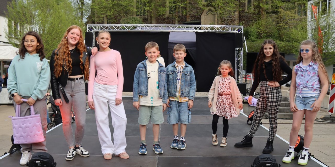 Schon vor zwei Jahren suchte der Aktionsring Altenhundem die „KIDS of L.A.“ - und das Publikum war begeistert, als die jungen Teilnehmer auf dem Catwalk ihre Lieblingsklamotten und teilweise eine eigene Choreographie präsentierten. von Marita Sapp