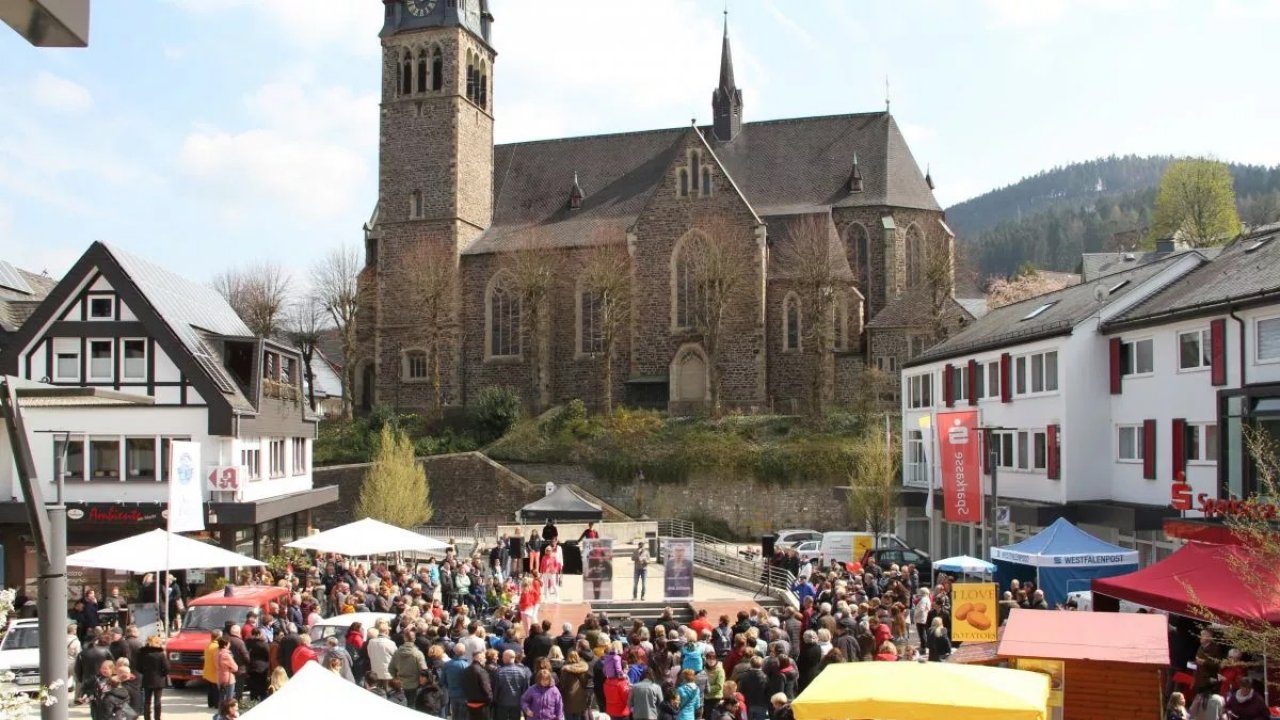 Nach der erfolgreichen Premiere 2025 findet der Frühlingsmarkt in Altenhundem wieder an zwei Tagen statt. Dreh- und Angelpunkt des Frühlingsmarkt-Samstags, 11. April, ist der Marktplatz, wo es kulinarische und musikalische Leckerbissen gibt. von Kerstin Sauer
