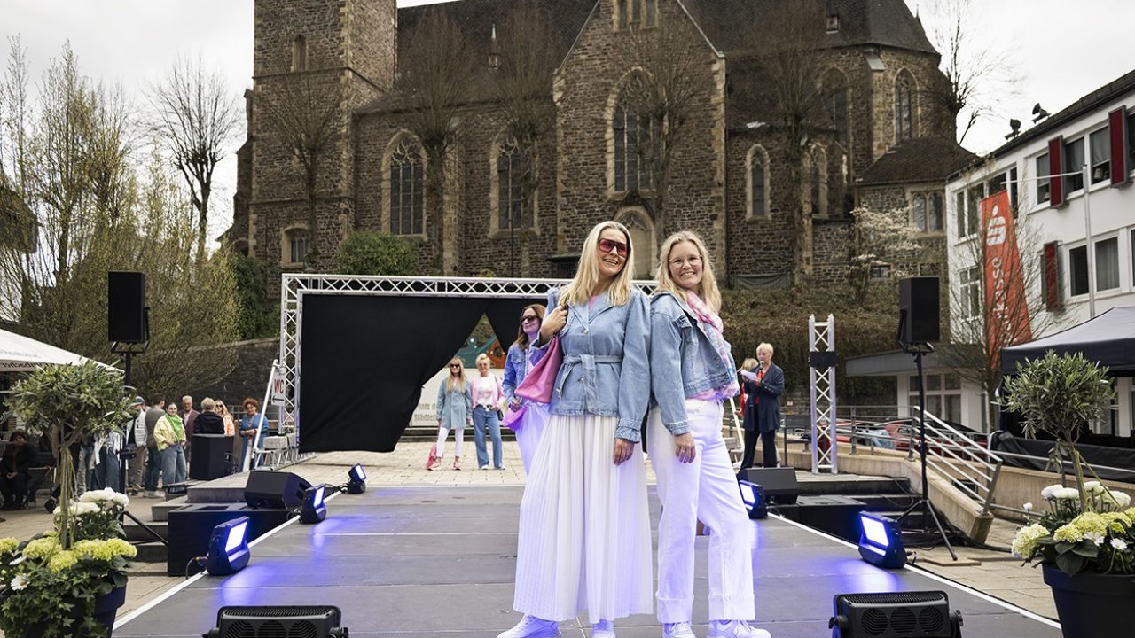 Impressionen vom Frühlingsmarkt 2025 in Altenhundem. Natürlich gibt es auch am Sonntag, 12. April, wieder die beliebten Modenschauen auf dem Altenhundemer Marktplatz. von Chiara Heidschötter