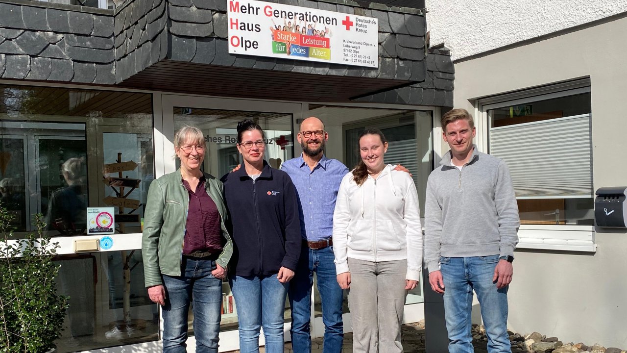 Aus der erfolgreichen Zusammenarbeit des DRK-Mehrgenerationenhauses und der Sekundarschule Olpe-Drolshagen sind mehrere neue Schul-AGs entstanden (v.l.): Alice Holterhoff, Nadine Wittich, Jörg Boenig, Jania Backwinkel und Steffen Wintersohl. von Lorena Klein