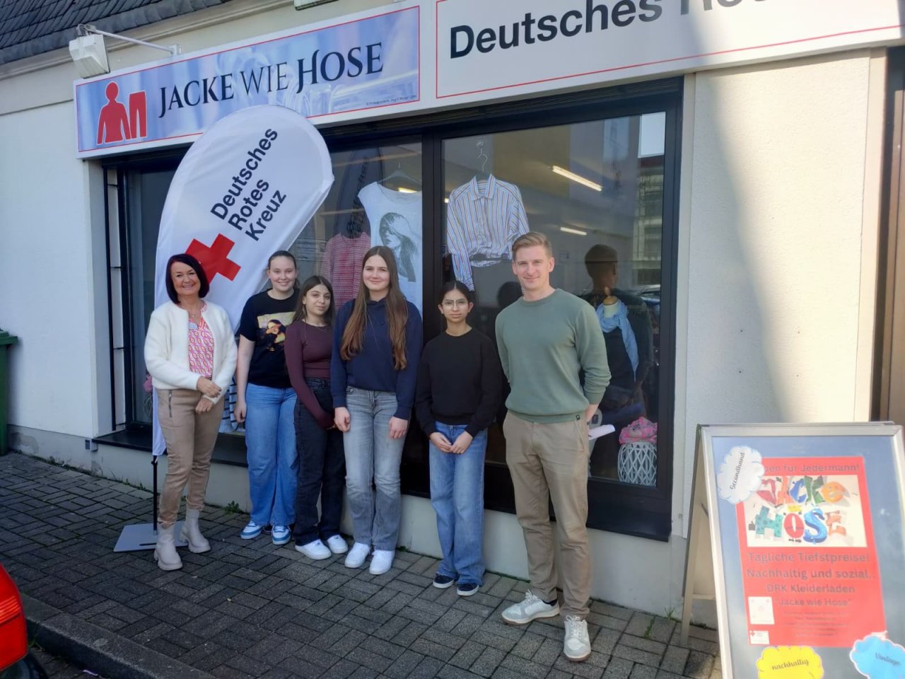 Neu im Wahlpflicht-Angebot der Sekundarschule Olpe-Drolshagen: die AG im DRK-Kleiderladen Olpe. von privat