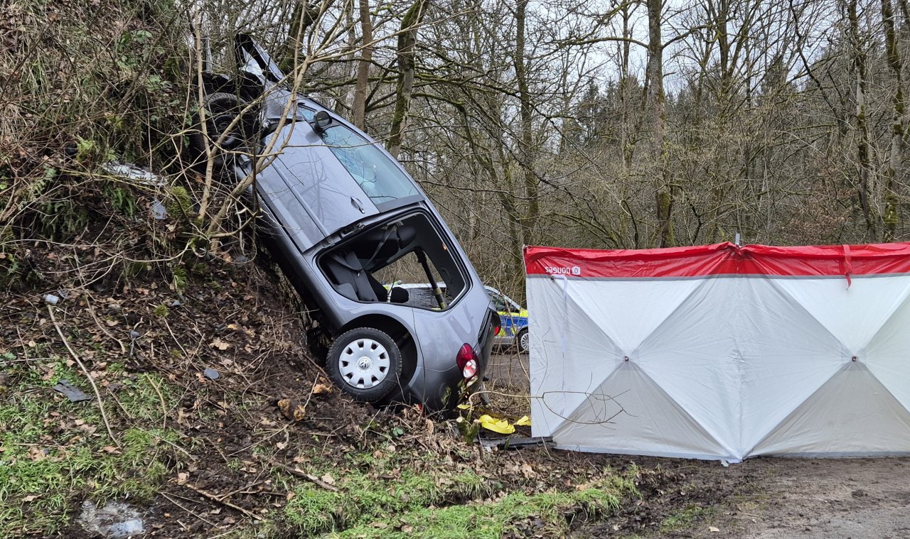 Bei einem Unfall auf der Finnentroper Straße am 11. Februar starb die Beifahrerin. von Kai Osthoff