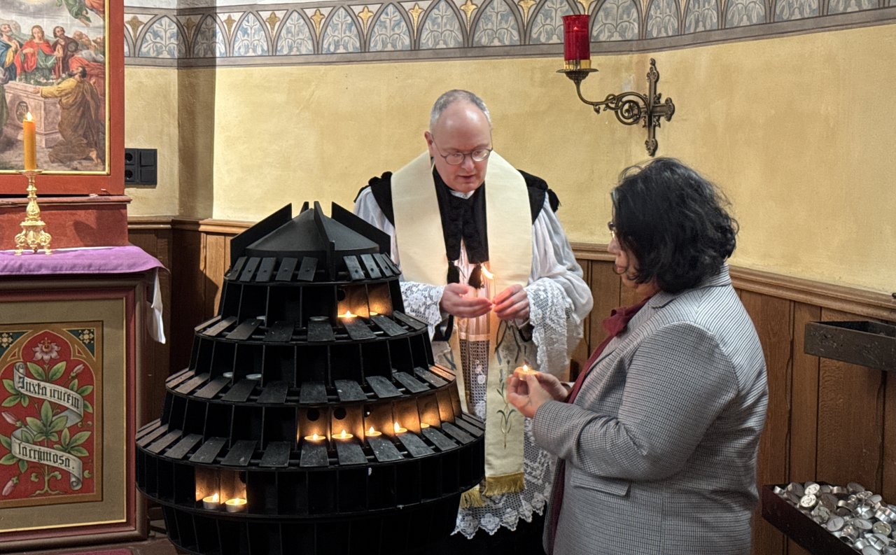 Pfarrer Elbracht zelebrierte eine Andacht in der Kapelle auf der Dörnschlade, an der die Botschafterin teilnahm. von Martina Stracke