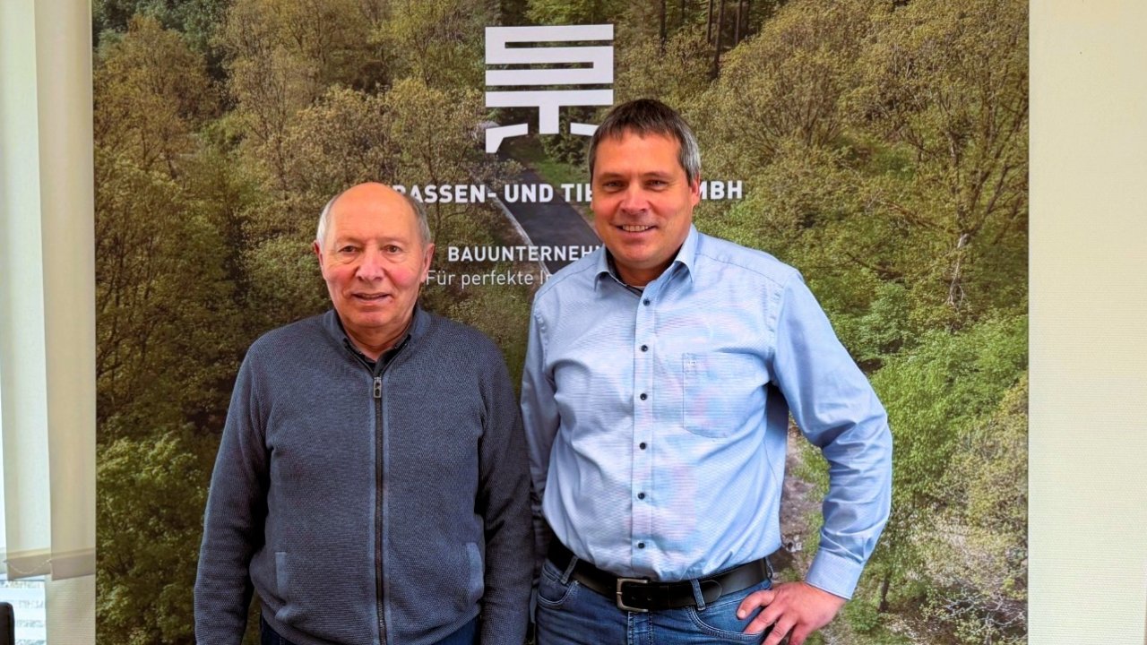 Unter der Führung von Bernhardd Behle (links) und seinem Sohn Andreas Behle geht das Familienunternehmen Straßen- und Tiefbau GmbH in das 70. Jahr und hat dabei kontinuierlich an Größe und Bedeutung gewonnen. von Claudia Wichtmann