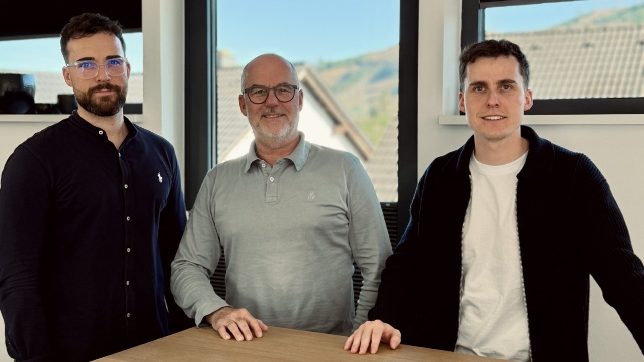 Der Gründer des Architekturbüros Andreas Eickelmann (Mitte) arbeitet gemeinsam mit seinen Söhnen Julius (links) und Samuel (rechts) im Team. von Architekturbüro Eickelmann