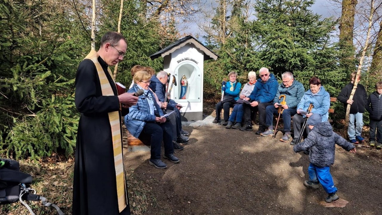 Pastor Michael Krischer bei der Einweihung des Heiligenhäuschens. von privat