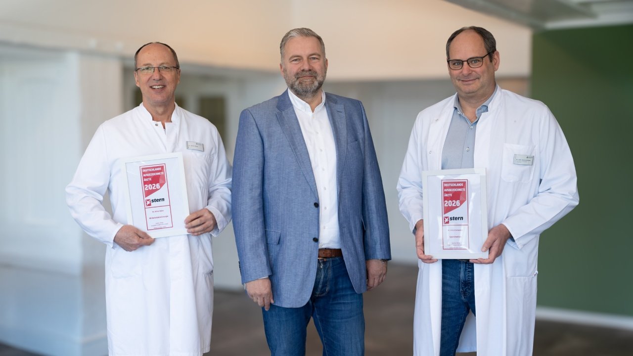 Dirk Burghaus, Vorstandsvorsitzender der Sportklinik Hellersen, gratuliert Dr. Oliver Meier und Dr. Ulrich Schneider zur erneuten Auszeichnung durch das Stern-Magazin von Sportklinik Hellersen