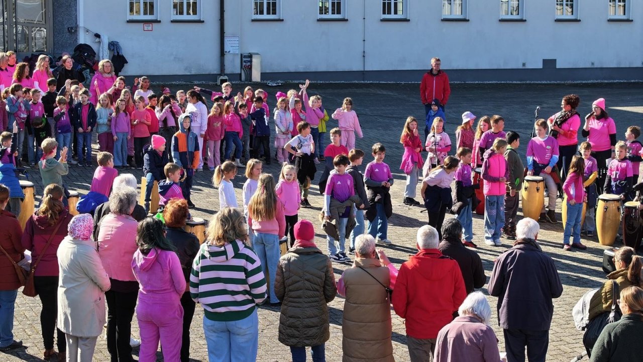 Die Grundschule Heggen hat einen Flashmob für Toleranz, Respekt und Zusammenhalt veranstaltet. von Alexander Pieper