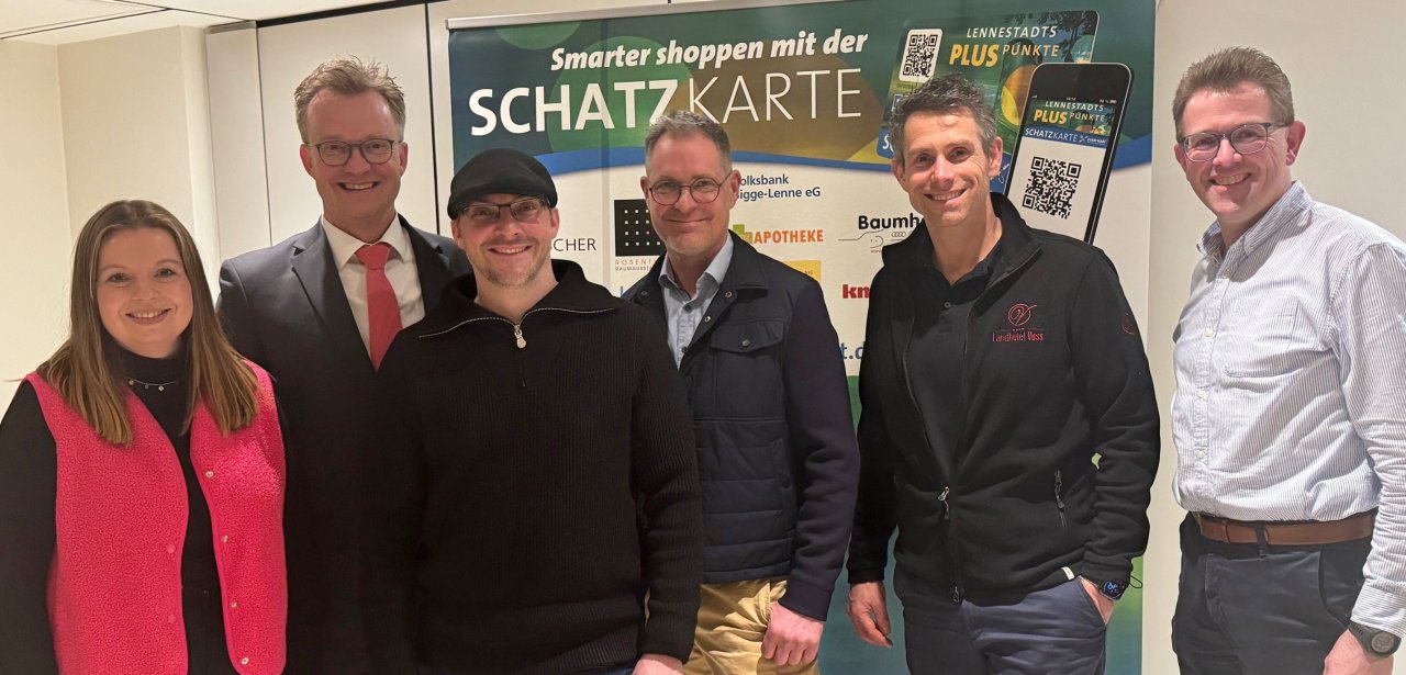 Der geschäftsführende Vorstand des Stadtmarketings Lennestadt mit Louisa Funke (l.), zuständig für das Thema Wirtschaftsförderung. Dieses Tätigkeitsfeld soll bald dem Bereich Öffentlichkeitsarbeit, Kultur und Touristik mit dem Sachgebiet Stadtmarketing angeschlossen werden, dessen Leiter Martin Steinberg (r.) ist. von Kerstin Sauer