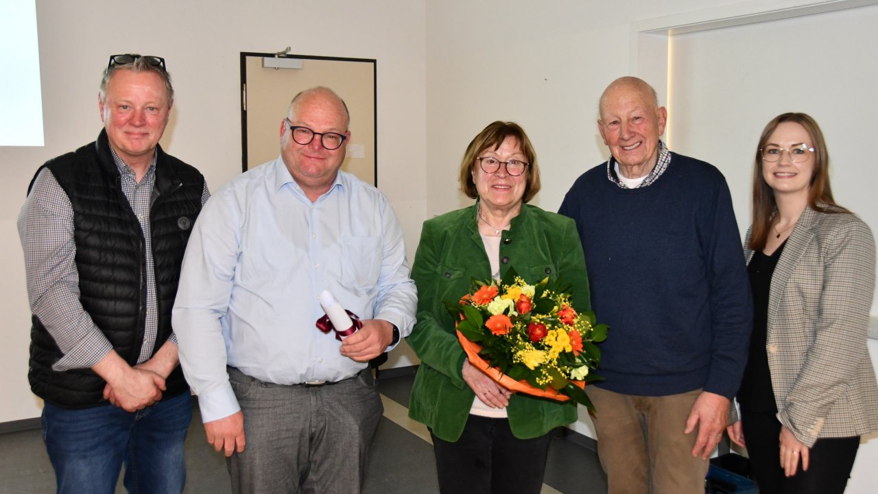 Der Vorstand der Dorf AG Welschen Ennest mit dem ausgeschiedenen Vorsitzenden Reinhard Hesse (2.v.r.) und seiner Frau Hildegard (v.l.): Stephan Baumhoff, Michael Becker und Laura Remberg. von Nicole Voss