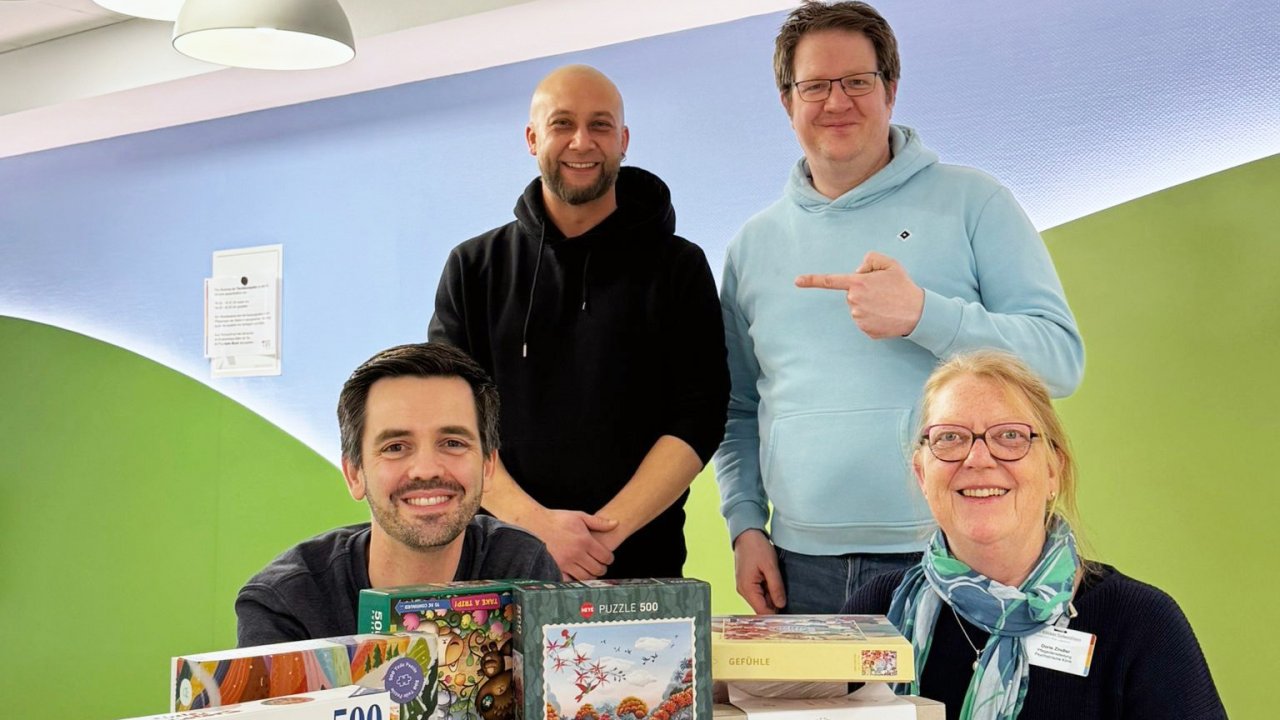 Freuen sich über die Puzzle-Spende: (v.l.) Simon Tump, Alexander Harmening, Guido Flöper und Doris Zindler. von privat