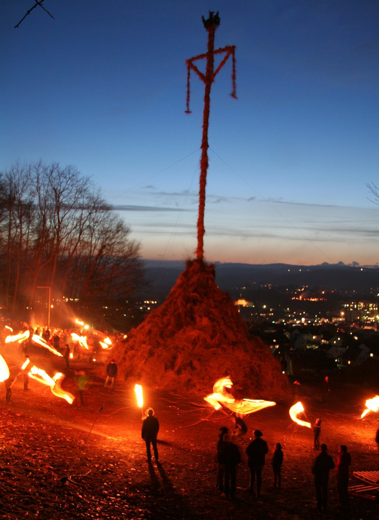 Eines der Attendorner Osterfeuer. von Peter Pittjes Höffer
