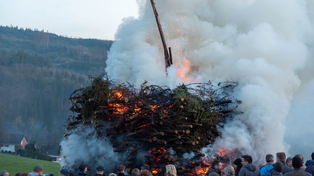 Das Osterfeuer in Kickenbach. von Nils Dinkel