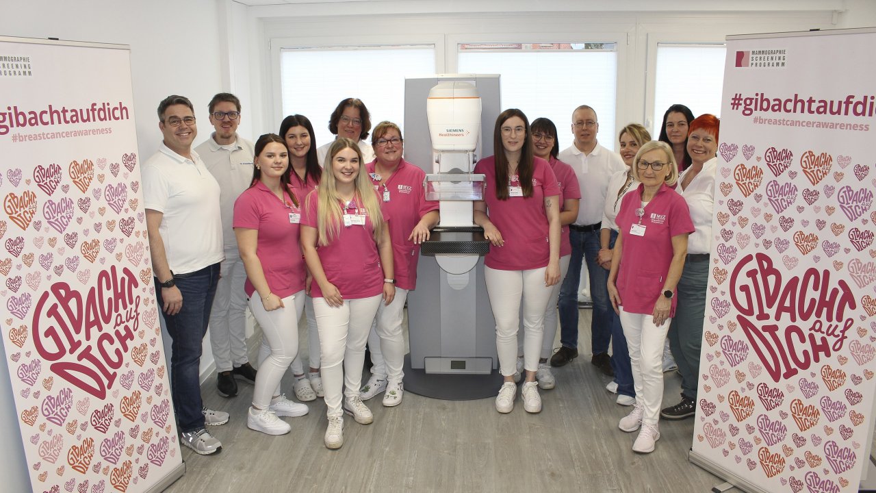 Die Mammographie-Screening-Einheit Siegen-Olpe-Hochsauerland wurde rezertifiziert. Darüber freut sich das Team um die programmverantwortlichen Ärzte Dr. Michael Blazek und Dr. Volker Brandenbusch (v.l.). von privat
