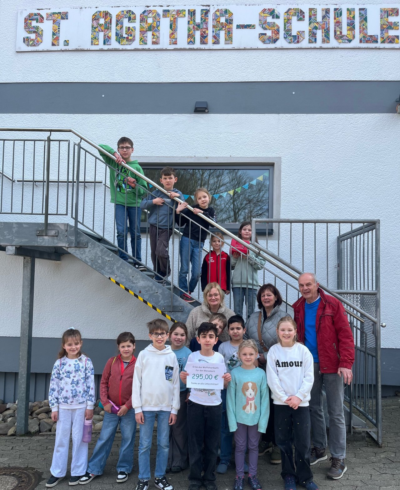 Jochen Dolle und Christa Steinbach vom Warenkorb freuten sich über die Spende der Grundschüler. von privat