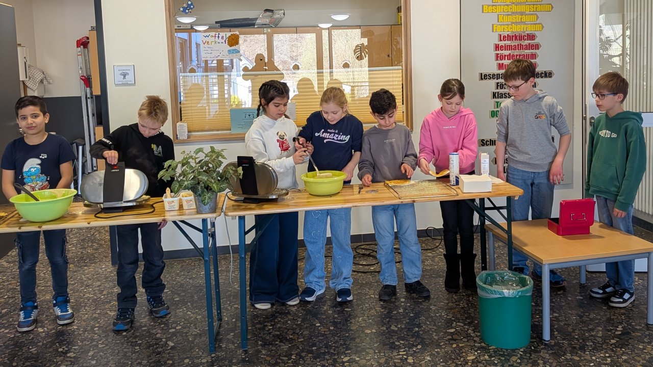Am Standort Altenhundem hat das Schülerparlament kürzlich Waffeln für den guten Zweck gebacken. von privat