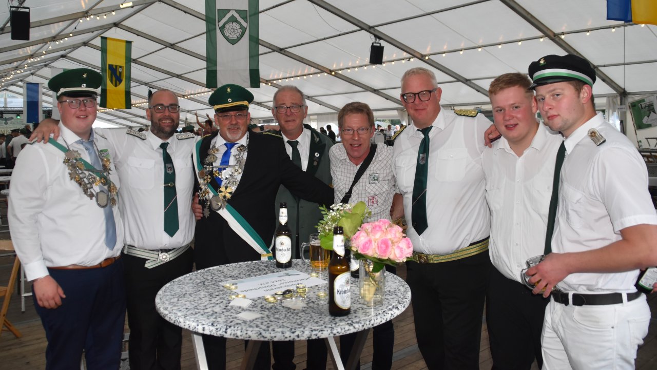 Vizekreiskönig und Europakönigsanwärter Otmar Stutenz (3.v.l.) und Kreisjungschützen- und Europaprinzenanwärter Felix „Müller“ Schürmann (l.) beim Kreisschützenfest in Lenhausen. von Nicole Voss
