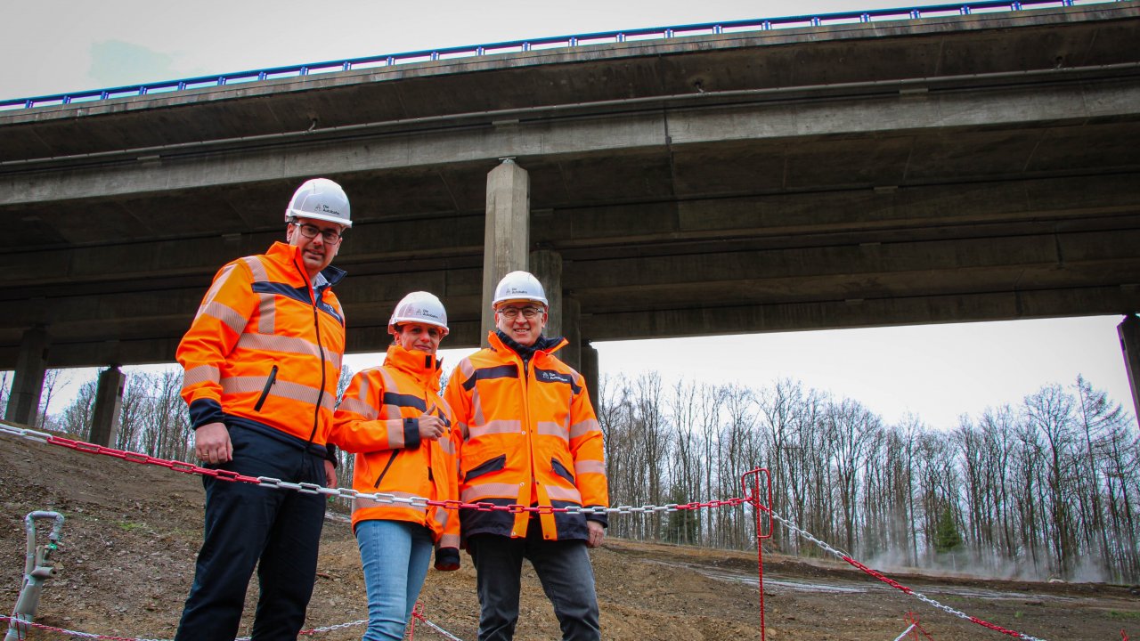 Die Vorbereitungen auf der Baustelle an der A 45-Talbrücke Ottfingen sind in vollem Gange (v.l.): Samuel Freund, Jennifer Johannsen und Önder Sahin von der Autobahn Westfalen, Außenstelle Netphen. von Lorena Klein