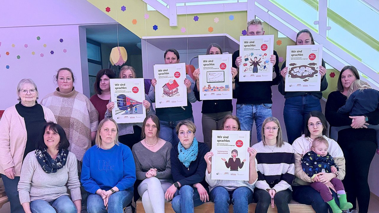 Dort, wo sonst laute Kinderstimmen durch die Räume schallen, wurde es am Mittwoch, 25. März, still: Die Mitarbeiter der kath. Kita „Die Arche“ in Elspe nahmen an der Protestaktion gegen den KiBiz-Entwurf des Landes NRW teil: „Wir sind sprachlos.“ von Kerstin Sauer