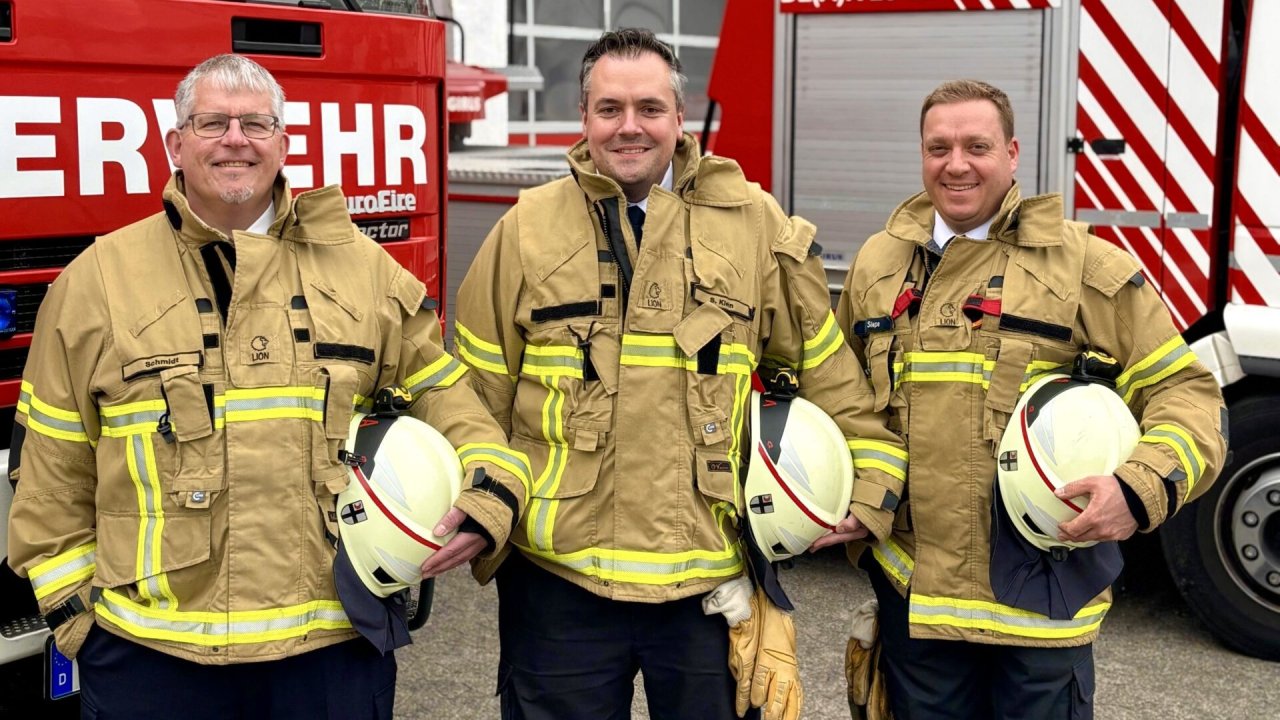 Das neue Führungsteam der Feuerwehr Attendorn (v.l.): stellvertretender Leiter Frank Schmidt, Wehrleiter Sascha Klein, stellvertretender Leiter Alexander Siepe. von Feuerwehr Attendorn