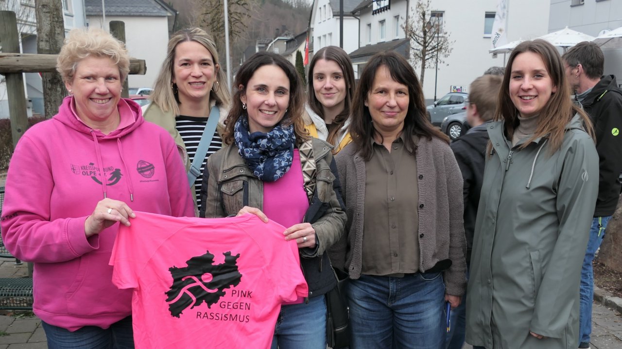 Pink gegen Rassismus: (v.l.) Maria Hebbeker (Kreissportbund Olpe), Jana Zimmermann (Sekundarschule Hundem-Lenne und AG „Es tut sich was“), Birgit Voucko (Projekt „Plauderplätzchen“ des Caritas-Zentrums Kirchhundem), Sarah Thielert (Jugendtreff Kichhundem), Karolin Schmidt (Leitung des Caritas-Zentrums Kirchhundem) und Lisa-Marie Dükert (Integrationsmanagerin der Gemeinde Kirchhundem). von Caritasverband Südwestfalen