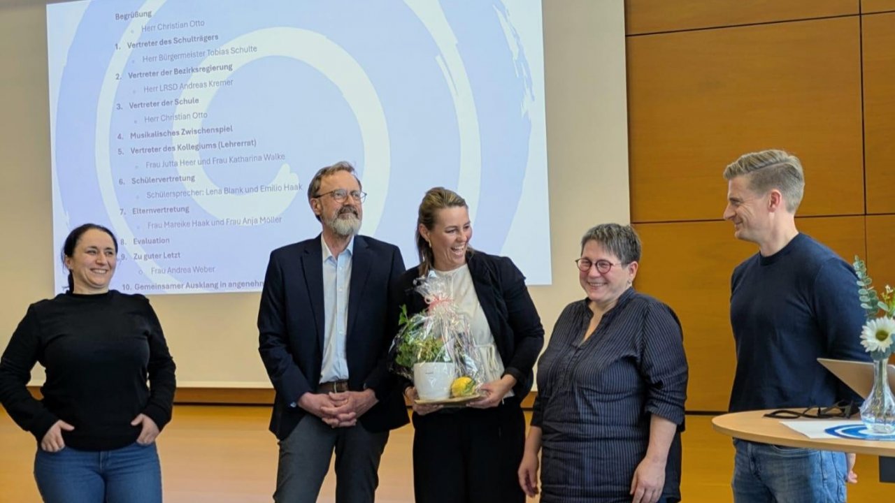 Das Schulleitungsteam (v.l.): Mavus Aydin (Abteilungsleiterin 2), Christian Otto (stellv. Schulleiter), Kerstin Meiswinkel (Abteilungsleiterin 1), Andrea Weber (ehem. Schulleiterin) und Steffen Wintersohl (Koordinator). von privat
